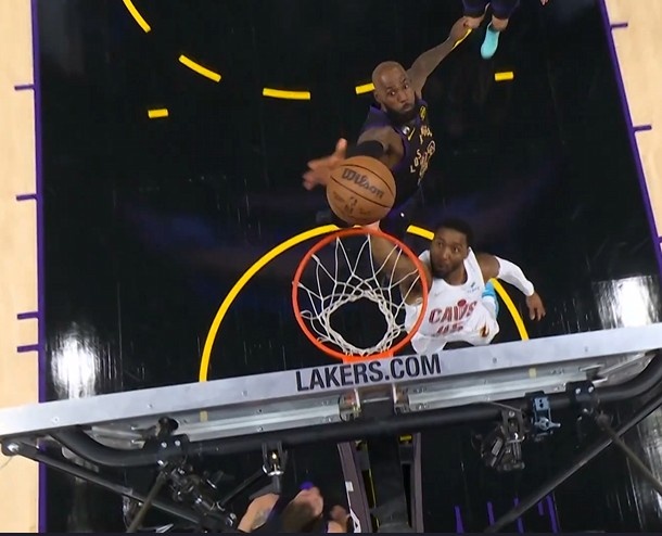 KAIYUN APP-上来就拉满！米切尔首攻快速攻筐 詹姆斯身后追防大帽扇飞！